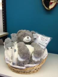 Geschenkmand met knuffel, fleece, pamperpopjes met kousjes, ondergoed, pampers